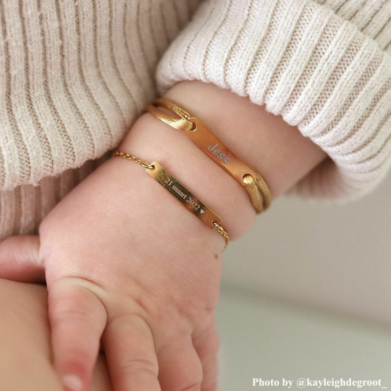 Influencer met twee armbandjes