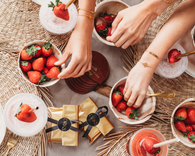 armbanden om polsen met hapjes en cadeaus in goud met gravering