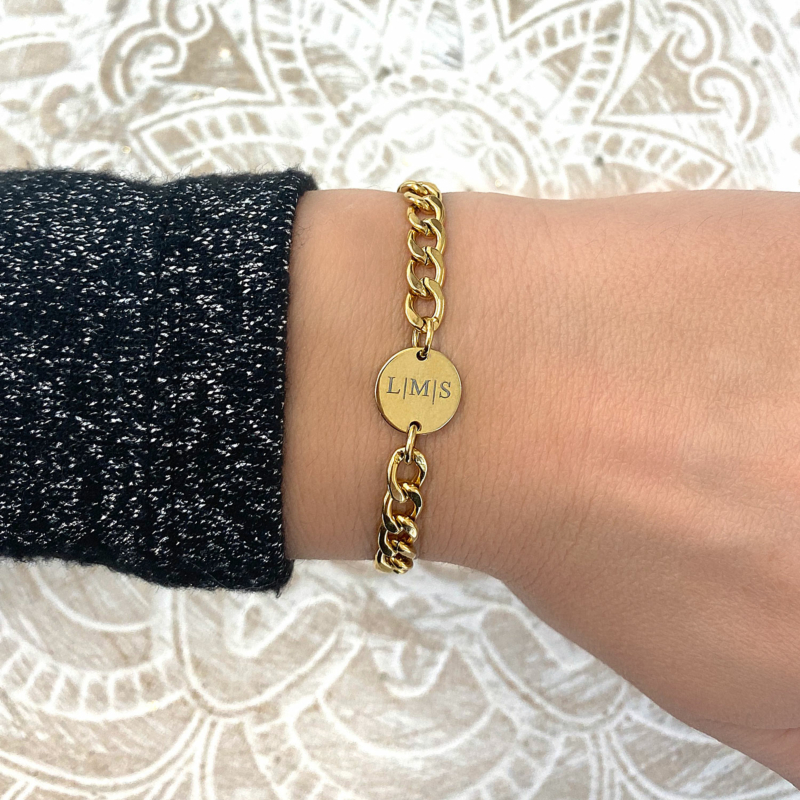 Gouden schakelarmband voor de vrouw om de pols