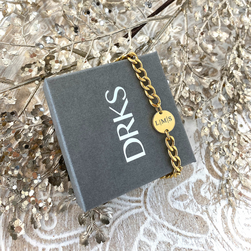 Gouden schakelarmband om een sieradendoosje van DRKS