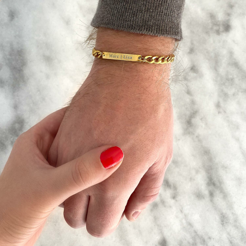 Gouden armband om de pols voor de mannen