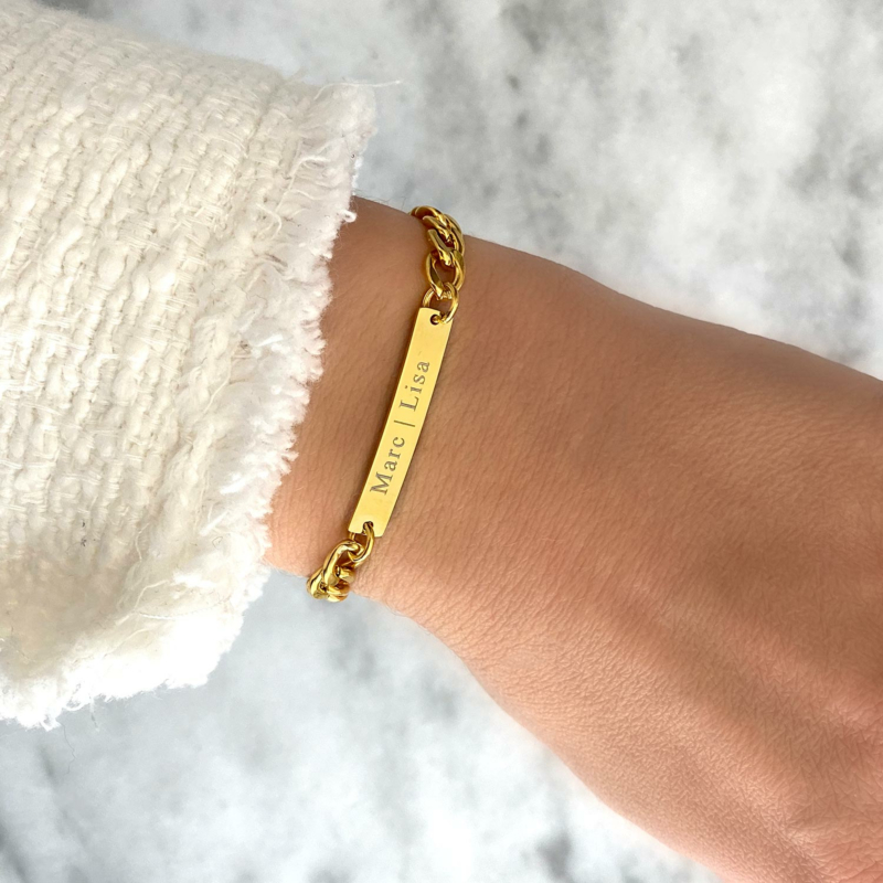 Gouden schakelarmband graveren om de pols voor een mooie look