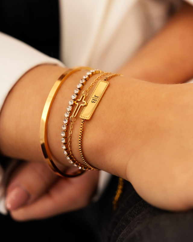 Model draagt gouden armparty