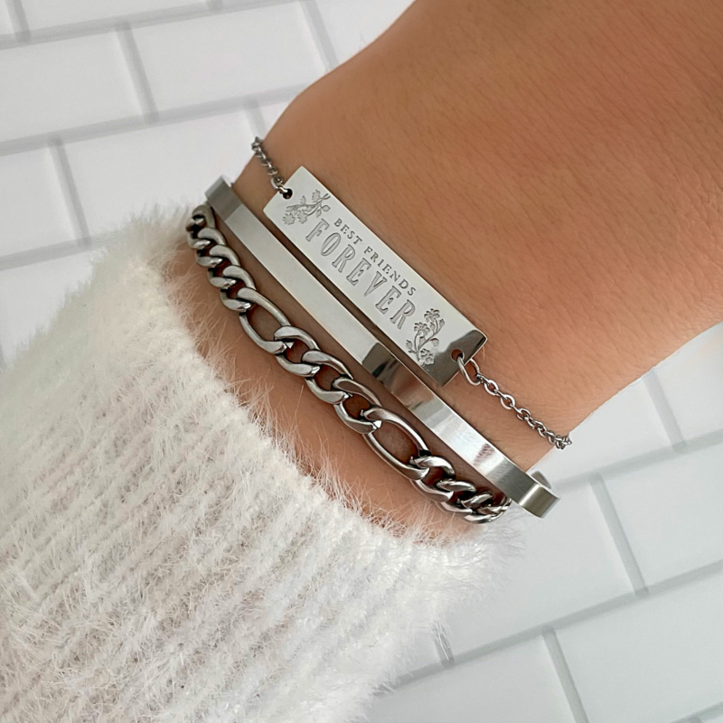 Trendy mix van armbanden om de pols voor een trendy look