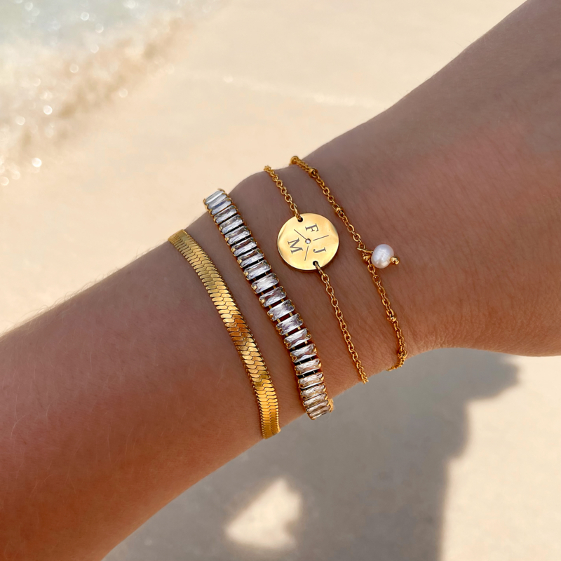 gouden armbandjes mix om pols vrouw