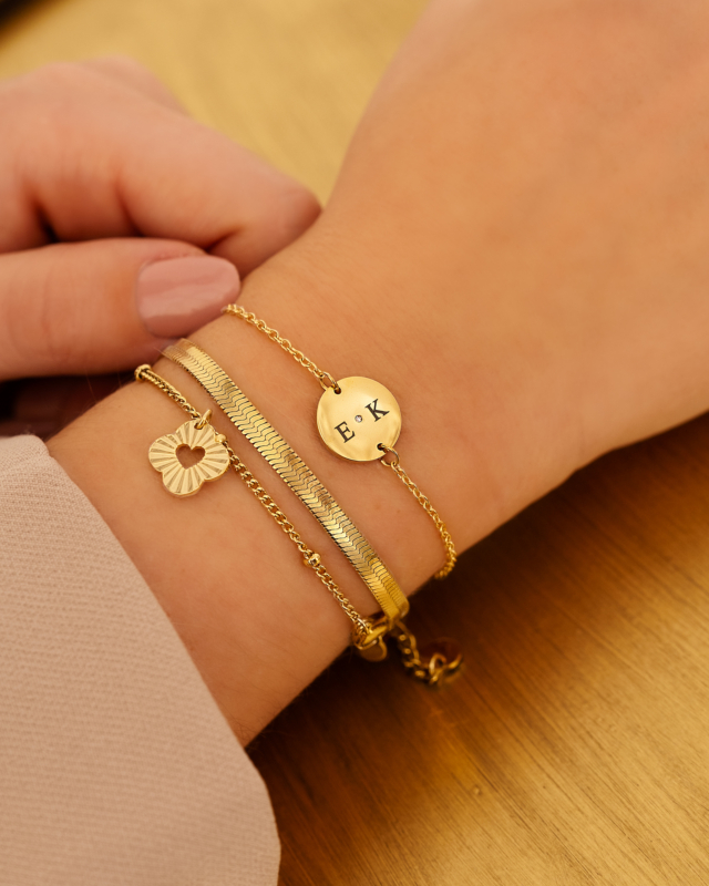 Model draagt gouden armparty