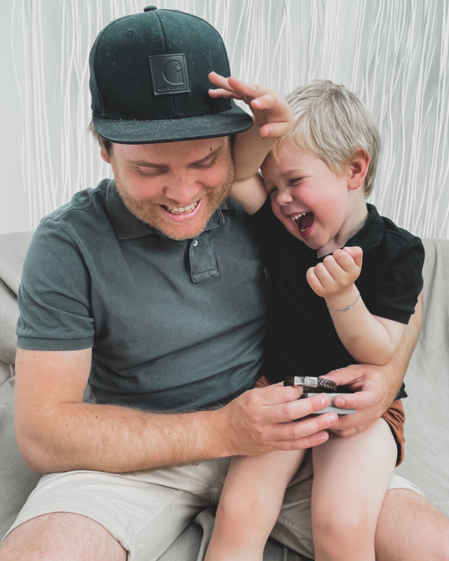 Zoontje geeft vader heren armband cadeau