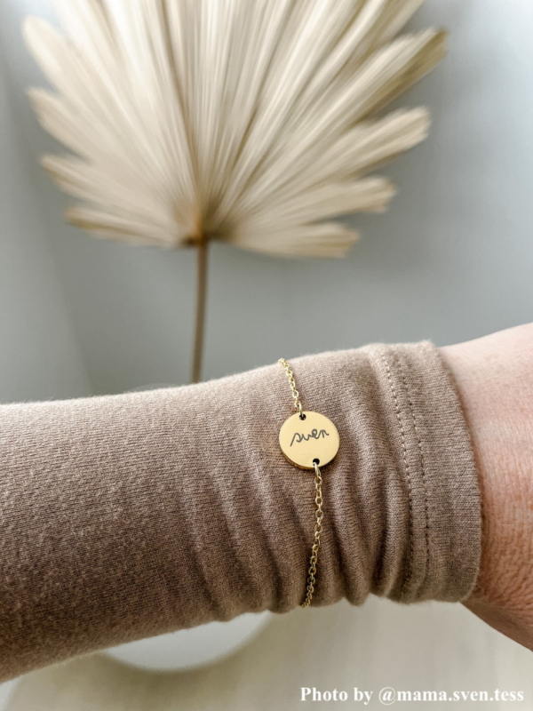 Influencer met tekening armband