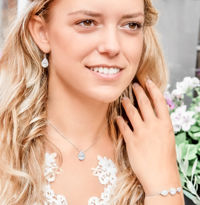 Prachtige bruid met oorbellen van DRKS gecombineerd met ketting en armband