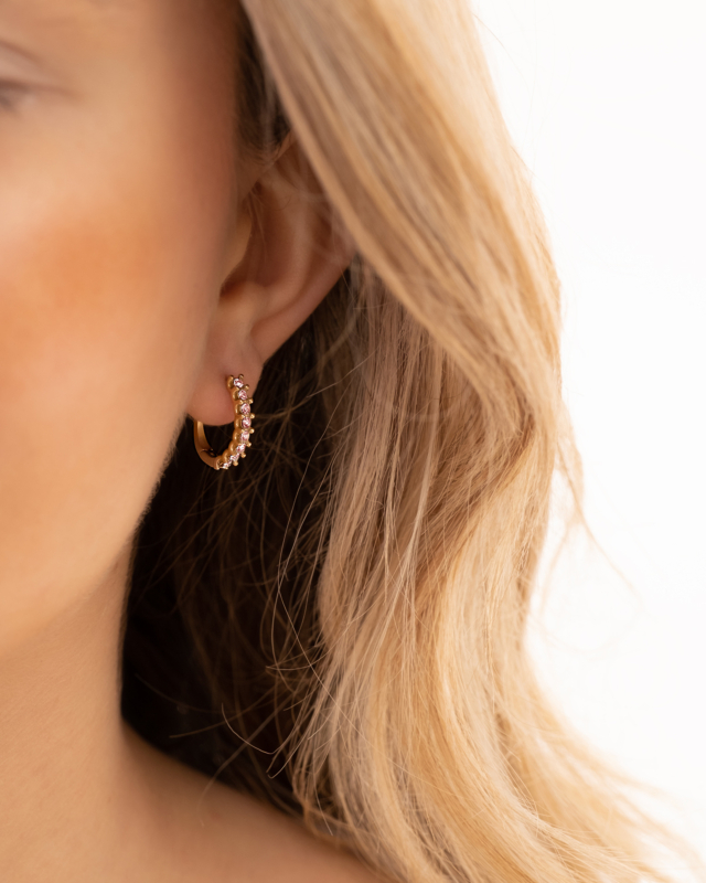 Model draagt Pink stone earrings goldplated in oor