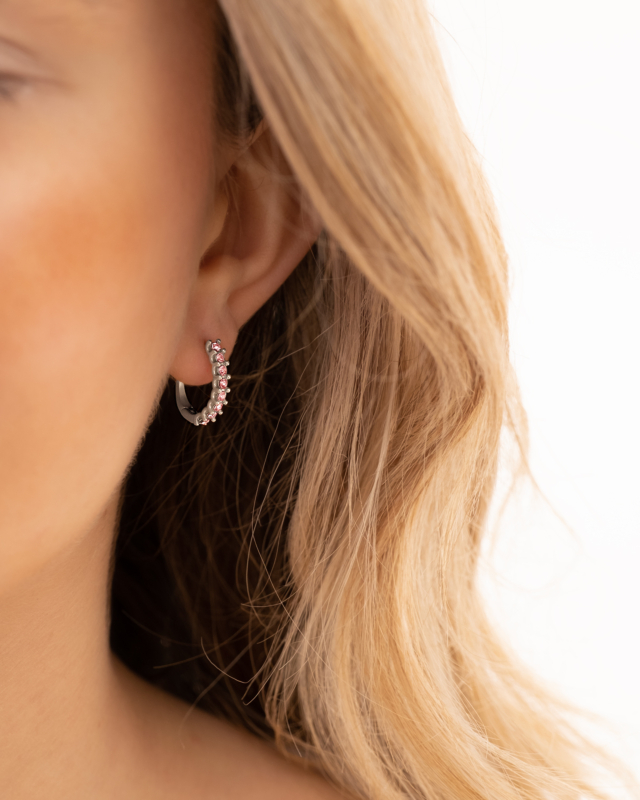 Model draagt Pink stone earrings