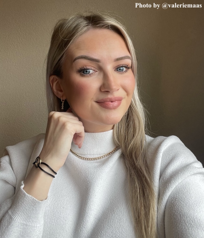 Influencer draagt sieraden