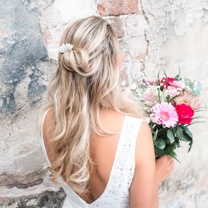 Leuke zilveren haaraccessoire in het haar voor de bruid op haar grote dag