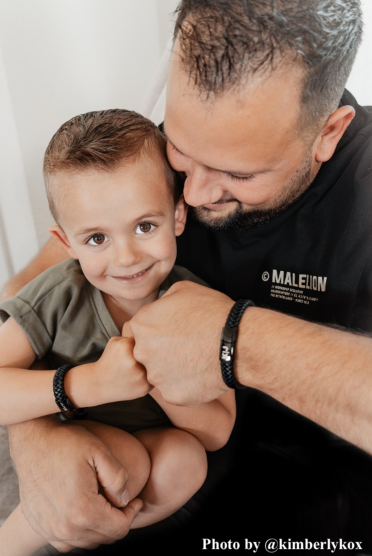 Influencers dragen DRKS graveerbare vader en zoon armband 