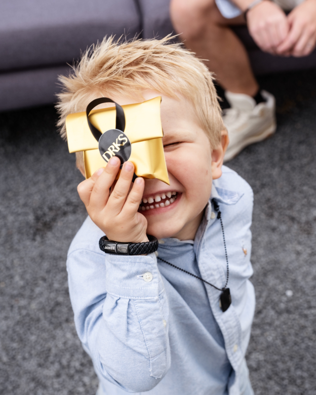 Zwarte jongens armband als cadeautje