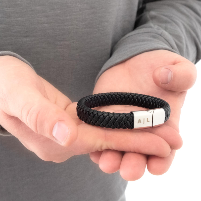 Zilveren armband voor de heren in de hand