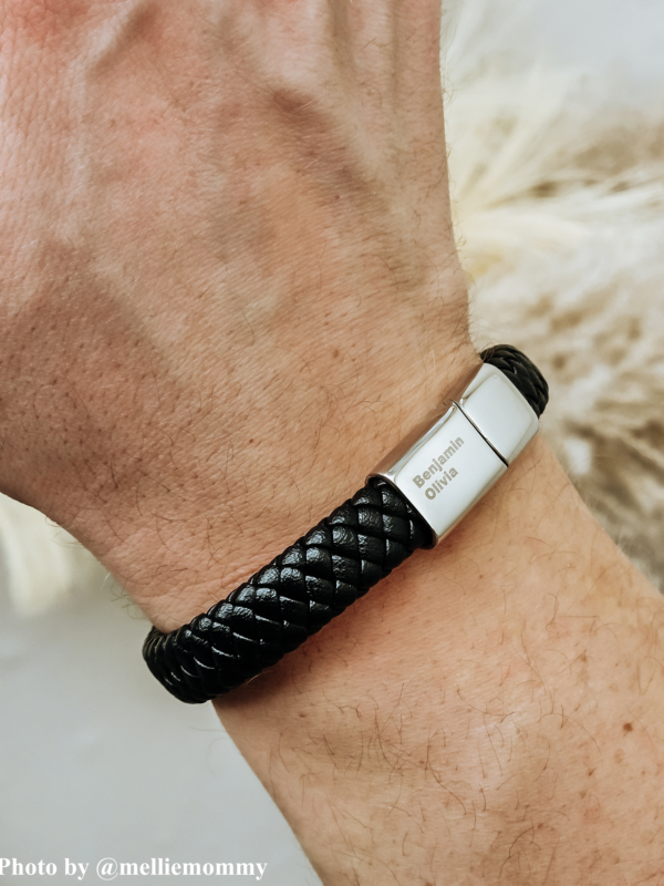 Heren influencer met armband