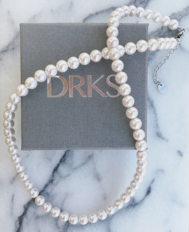 DRKS ketting met mooie, elegante ivoor faux pearls 