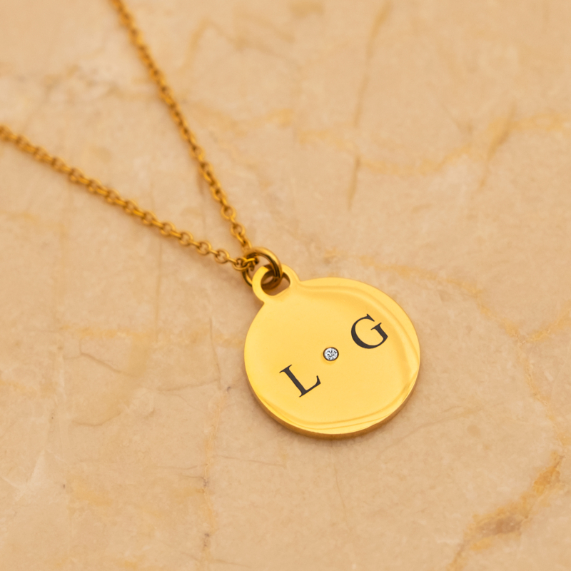 Gouden ketting met gravering en shiny steentje