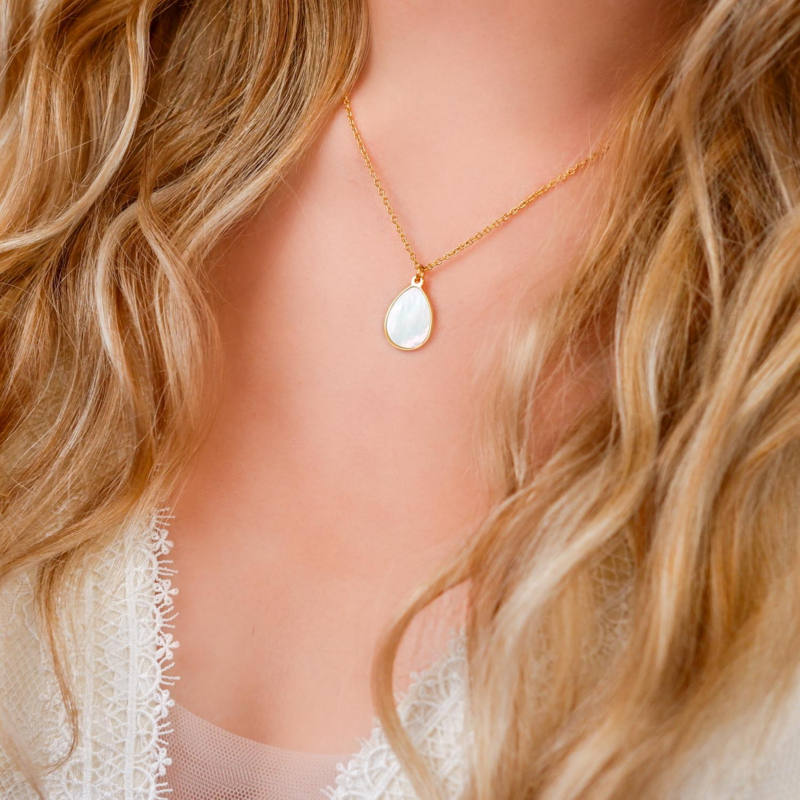 Mooie parelketting met een druppelhanger bij blonde haren