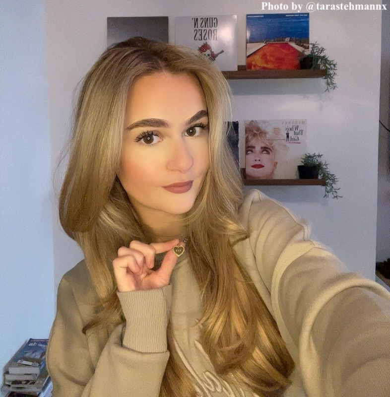 Influencer draagt gouden ketitng