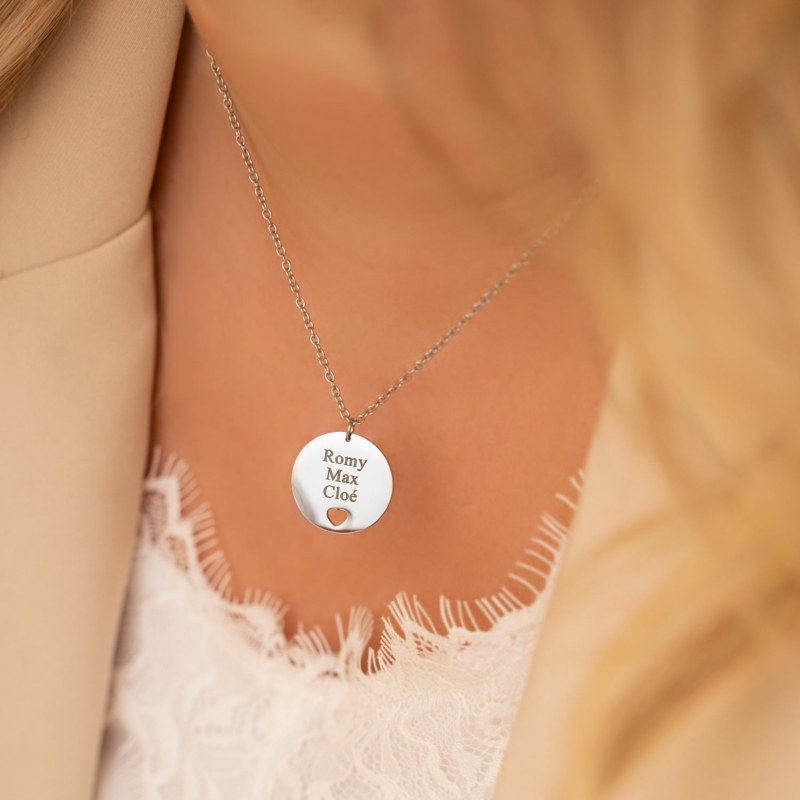 Het model draagt de graveerbare ketting little heart