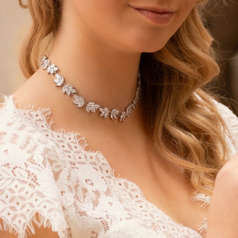 Vrouw draagt bridal ketting luxury