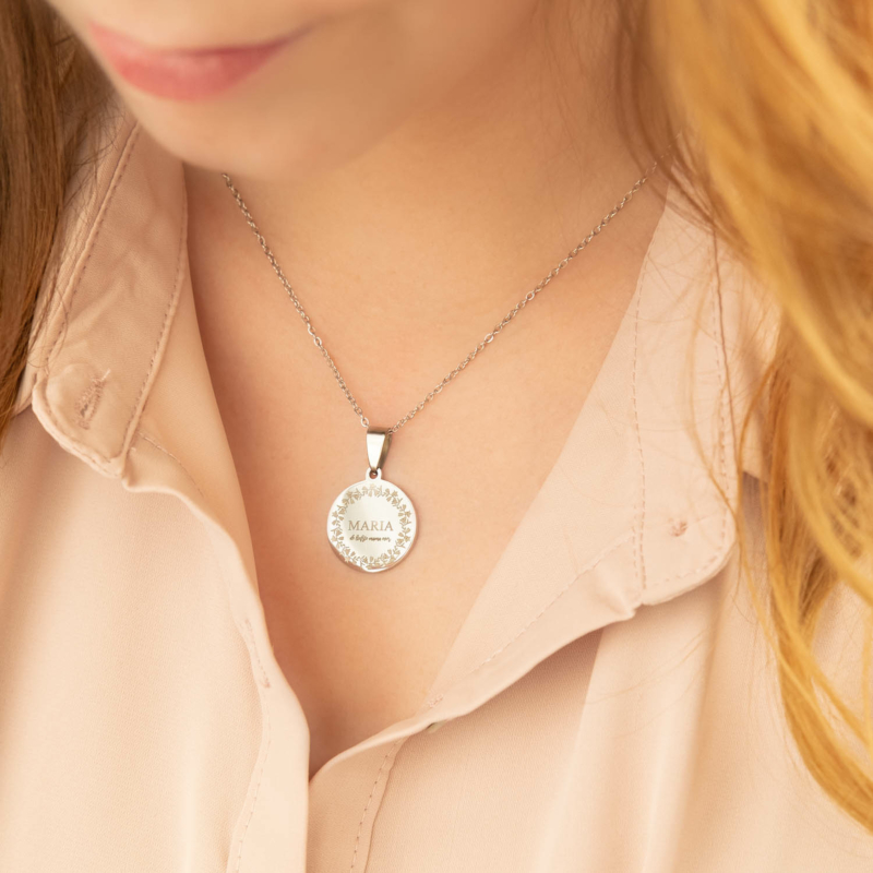 Mooie zilveren ketting voor mama om de hals van het model