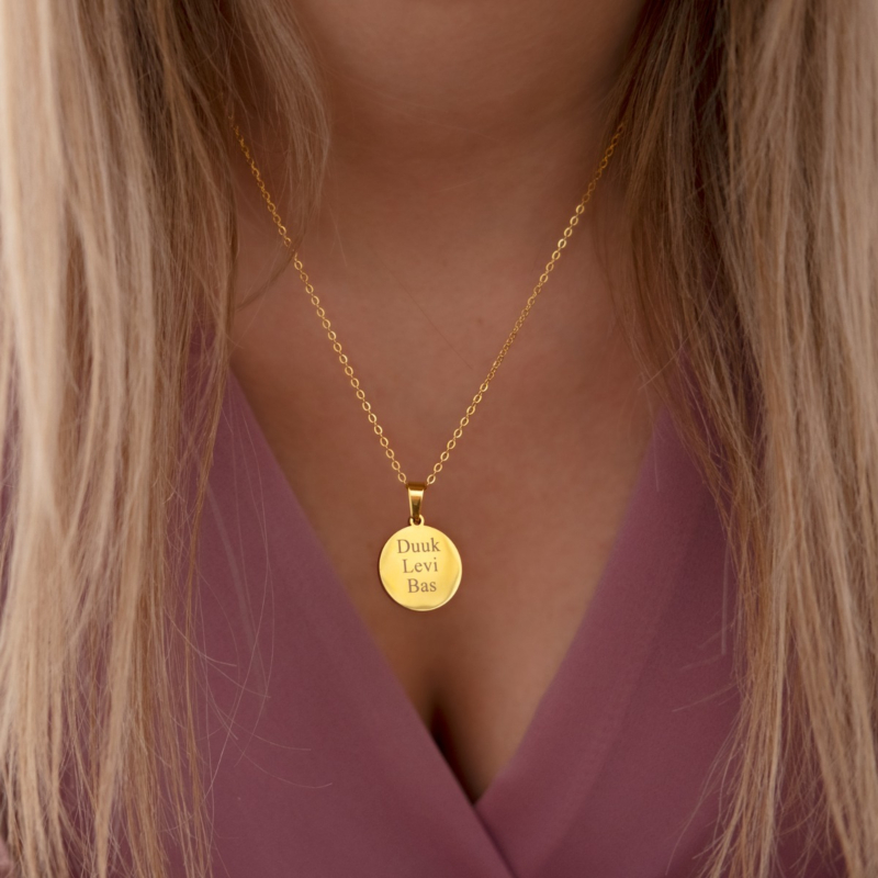 gouden ketting graveerbaar met coin om nek model