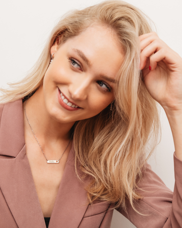 Model draagt Graveerbare bar ketting met hartje om hals