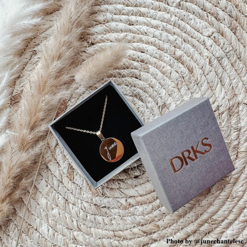 Influencer met handschreven ketting