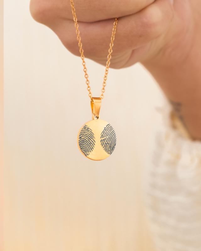 gouden ketting met twee vingerafdrukken