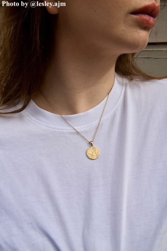 Vrouw met gouden ketting