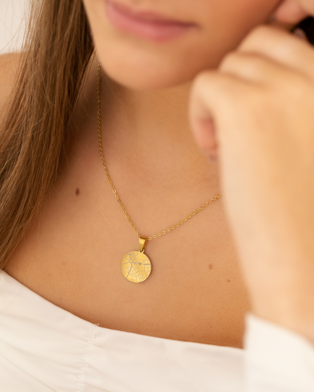 model draagt graveerbare gouden ketting