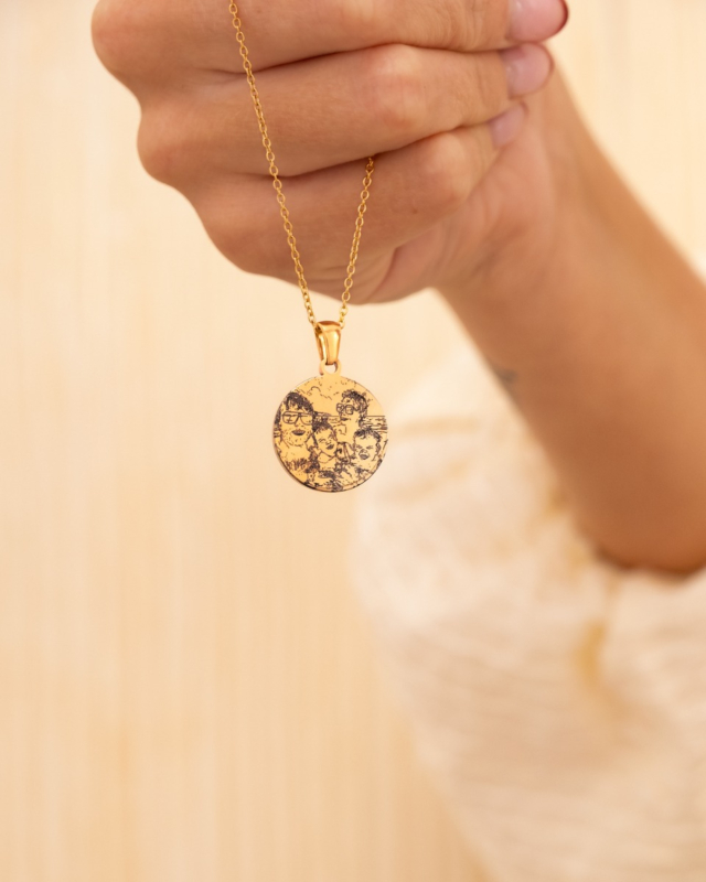 gouden foto ketting in hand