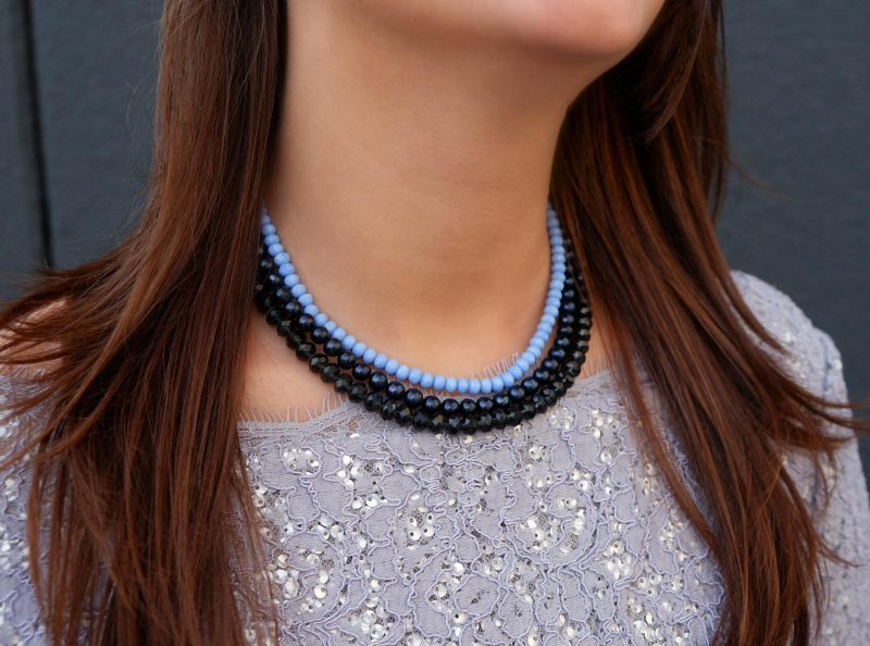 Mooie blauwe parelketting om de hals voor een complete look