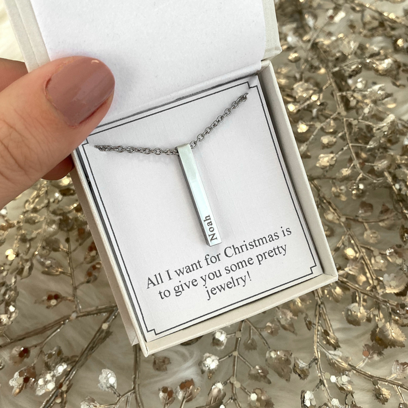 Graveerbare ketting met naam in een sieradendoosje voor een compleet cadeau