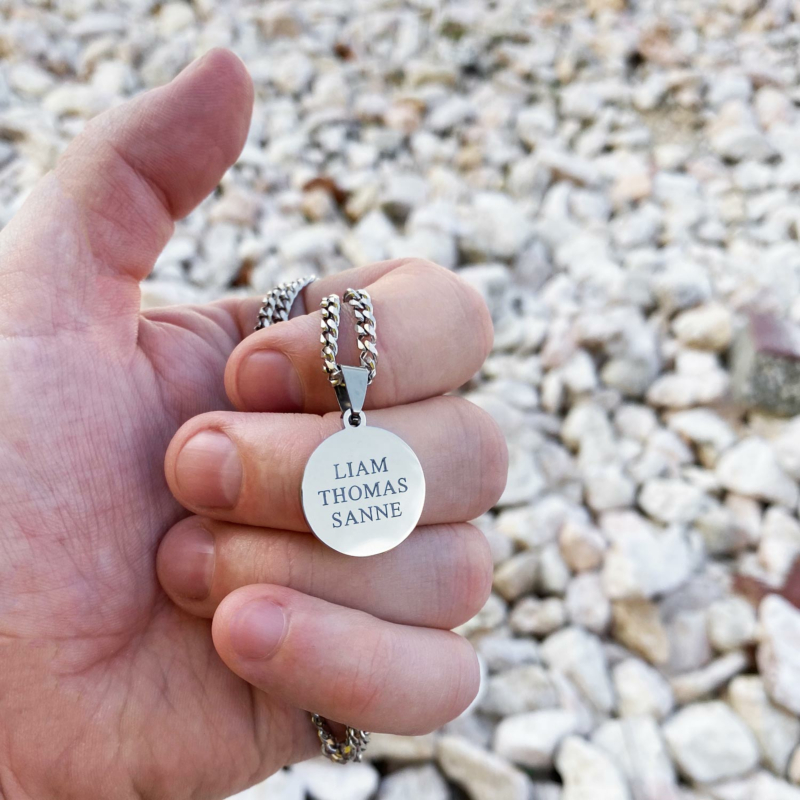 Ronde mannen ketting in de hand om cadeau te geven