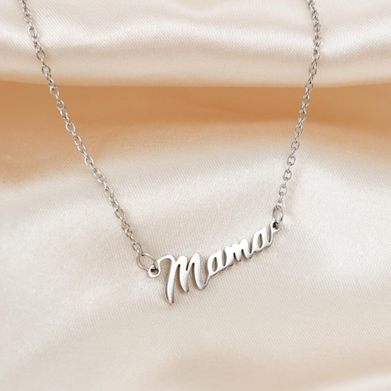 Mooie mama ketting in het zilver op een satijnen doek