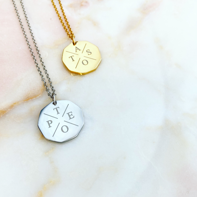 Trendy letter ketting op een marmer plaatje