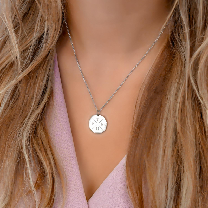 4 letter ketting om de hals bij een vrouw met blonde haren