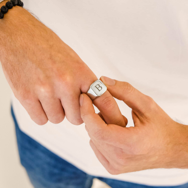 Stoere heren ring voor de man om de hand voor een trendy look