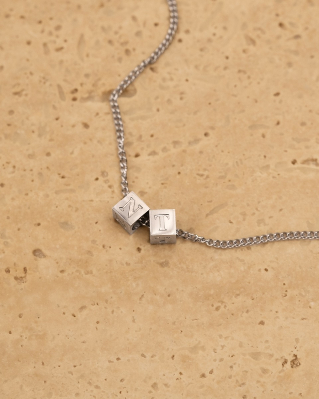 zilveren initial cube ketting