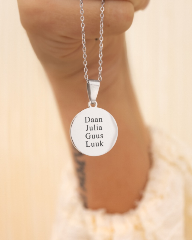 zilveren familie naamketting in hand