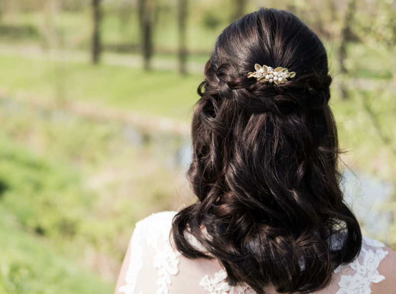 gouden haaraccesoire met blaadjes en parels van drks