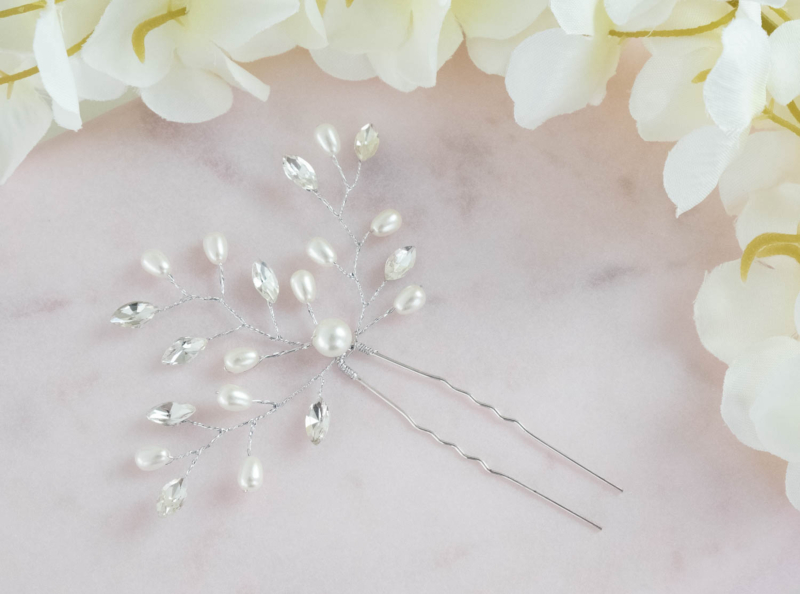 Faux Pearl Haar Pin met bloemen op roze plaatje