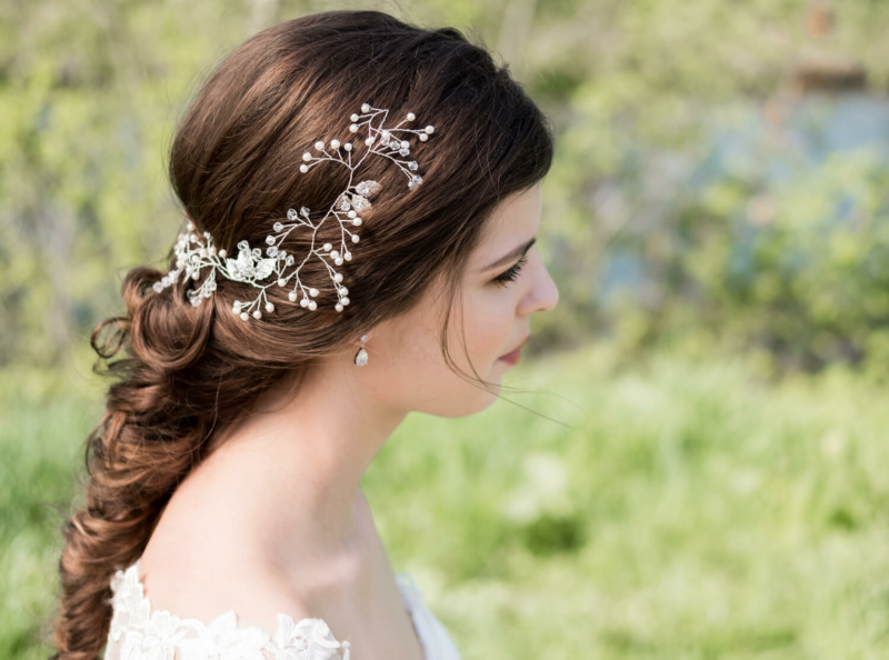 Bruid met haaraccessoire van DRKS in vlecht 