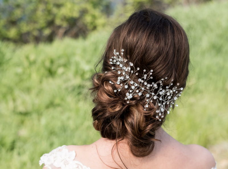 Haaraccessoire van DRKS bij bruid in haar