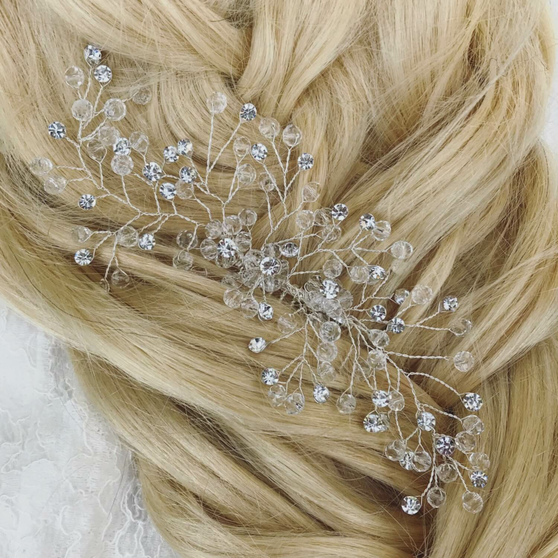 haaraccessoire van drks in blond haar