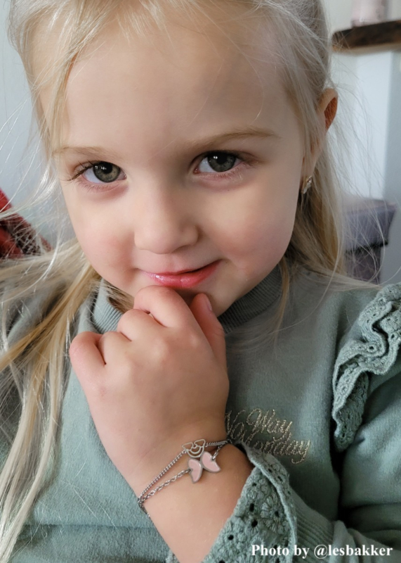 Influencer draagt kinder armbandjes